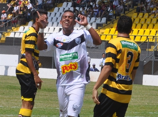 Mogi Mirim negocia Romário, mas atacante deve ir para o CRB