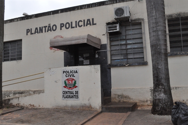O caso foi apresentado no Plantão Policial, os três presos aguardam para serem transferidos para a Cadeia Pública de Santa Fé do Sul (Foto: A Cidade)