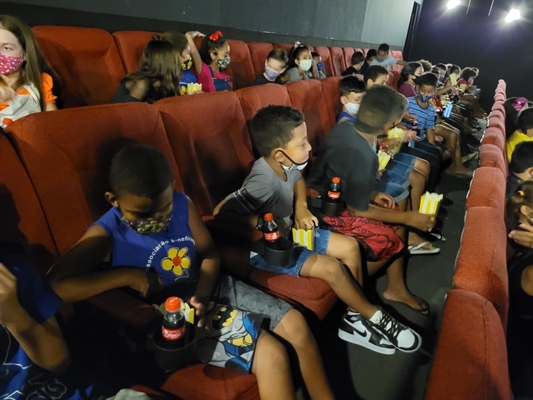 Para a maioria das crianças, essa foi a primeira vez que tiveram a oportunidade de adentrar em uma sala de cinema (Fotos: Divulgação)