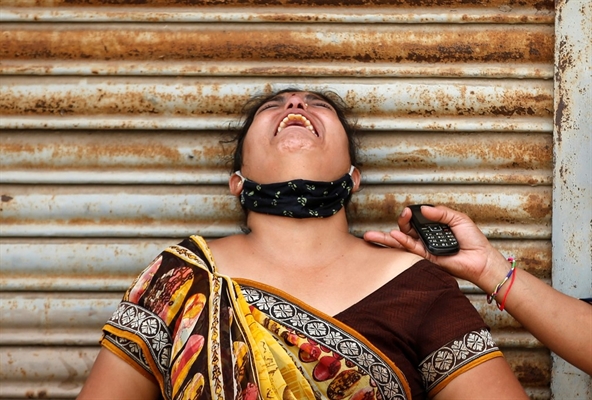 Mulher chora após marido morrer de Covid em Ahmedabad, Índia (Foto: Amit Dave/Reuters)
