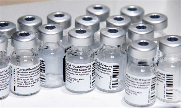 A aprovação total da vacina, que foi autorizada em caráter emergencial Foto: Reuters/Carlos Osorio