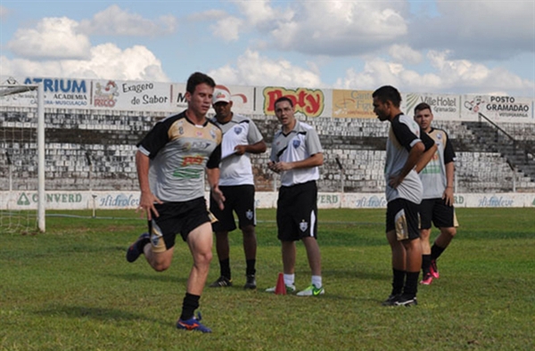 Faltam três jogadores para completar o time