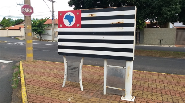 Monumento em homenagem aos votuporanguenses que combateram na revolução de 1932 precisa de manutenção (Foto: Arquivo pessoal)