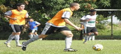 Alvinegra testa formação com três zagueiros