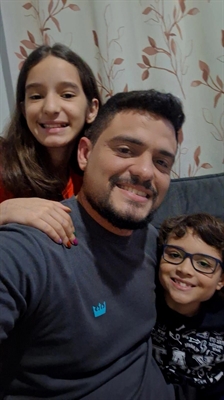 O papai Edcarlos Vicente Ribeiro faz de tudo pelos filhos Heitor e Geovanna (Foto: Arquivo Pessoal)