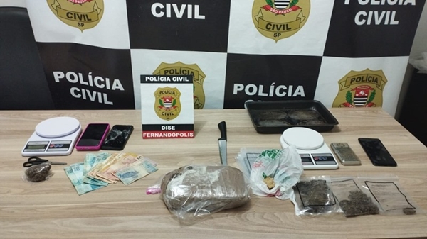 Durante as buscas, foram apreendidos mais de 1,1 kg de maconha, 25g de crack, duas balanças, dinheiro e celulares (Foto: Divulgação)