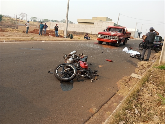 Motociclista não resistiu aos ferimentos e morreu após bater de frente com uma caminhonete no Residencial Ferrarez  (Foto: A Cidade) 