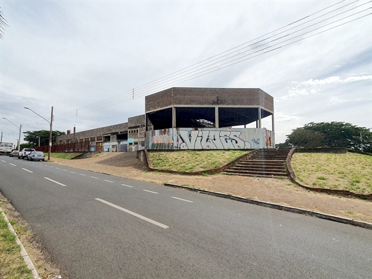 Apesar de diversos anúncios de projetos ao longo dos anos, nenhuma iniciativa concreta foi executada até o momento, mantendo o imóvel ocioso e deteriorado (Foto: A Cidade)