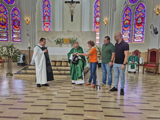 O padre Nino Carta celebrou Missa na Catedral e recebeu a camisa do CAV  (Foto: Arquivo Pessoal)