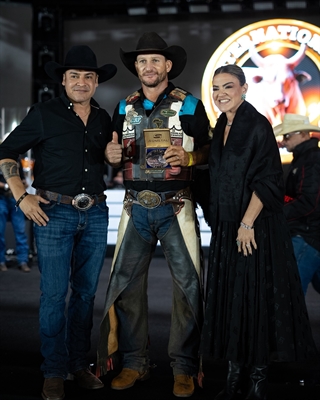 Tércio Miranda, Rafael Ribeiro e Rosana Miranda; rodeio do Votu International foi um sucesso  Peões da equipe ACR comemoram a vitória; time faturou R$ 125 mil  (Foto: Votu International Rodeo)