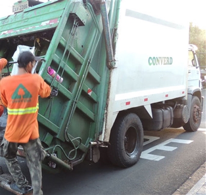 A Converd segue realizando o serviço de coleta e limpeza das ruas até o final do contrato (Foto: A Cidade)