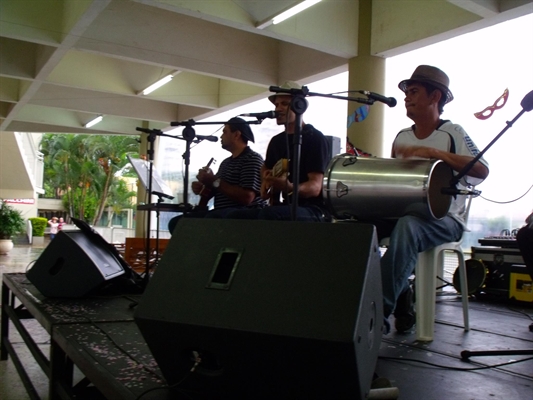 O grupo ‘Os Partideiros’ sobem ao palco para cantar músicas relacionadas ao carnaval (Foto: VotuClube)