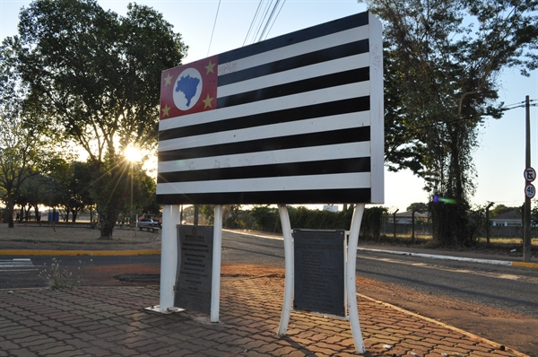 Em Votuporanga, o nome de votuporanguenses que participaram da revolução de 1932 estão eternizados no Obelisco 9 de Julho (Foto: A Cidade)