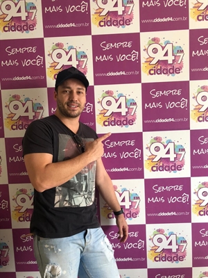 O cantor e ator Rodrigo Andrade esteve nos estúdios da rádio Cidade FM na manhã de ontem  (Foto: A Cidade)