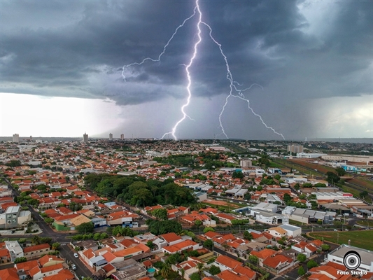 No total, 10.225 raios caíram em Votuporanga no ano passado; número é maior que o total registrado no ano anterior, mas não fica tão a frente (Foto: Foco Studio e A Cidade)