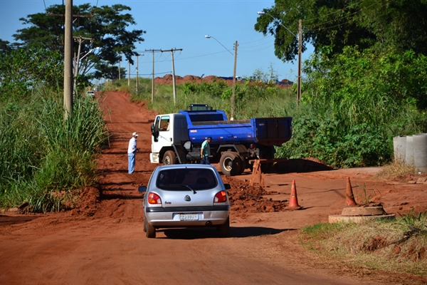 Prefeitura faz obra de melhoria em desvio da Péricles Belini