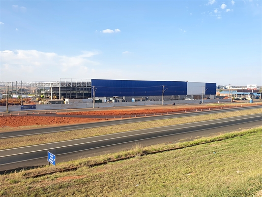 Obras avançadas do Max Atacadista às margens da rodovia Euclides da Cunha. Com mais de R$ 38 milhões em investimentos, o empreendimento promete transformar o cenário varejista de Votuporanga (Foto: A Cidade)