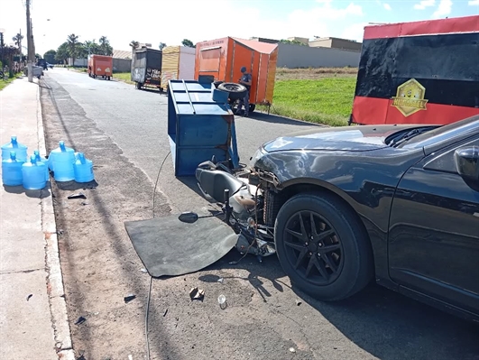  O acidente envolveu um Ford Fusion preto e uma motocicleta de entregas de água e deixou um motociclista ferido (Foto: Reprodução/ValentimNews)
