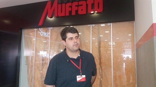 Sem cerimônia, mas com disposição para o trabalho. O gerente do Muffato, Kaieber Durão, abre hoje as portas da loja em Votuporanga (Foto: Arquivo Pessoal)