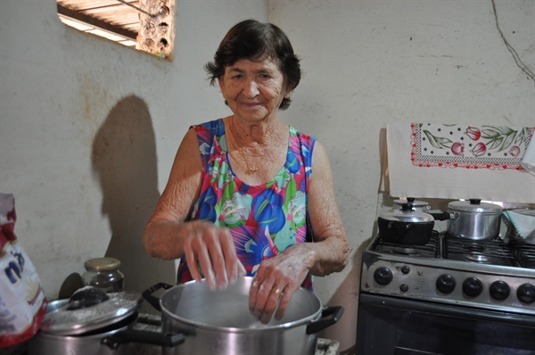 Dona Rita Verssuti, de 81 anos, preserva a tradição em sua família e cultiva com pequenos gestos a culinária ancestral  (Foto: A Cidade)