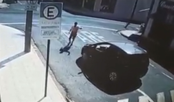 O assaltante ameaçou a condutora de um veículo na rua Goiás, esquina com a rua Pernambuco, mas logo foi preso (Reprodução)