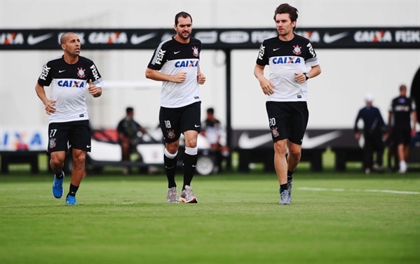 Corinthians enfrenta Linense com time completo