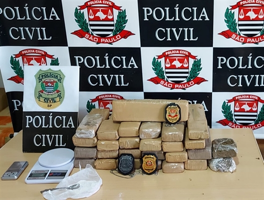Policiais foram até as casas dos dois investigados e encontraram mais tijolos de maconha, porções de cocaína e balanças de precisão (Foto: Divulgação/Polícia Civil)
