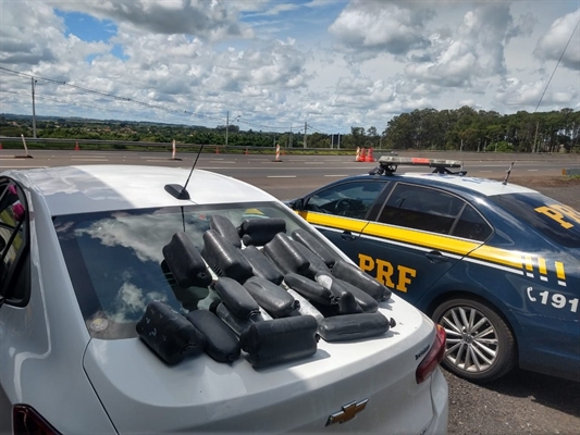 Policiais realizaram buscas e encontraram duas bolsas com tabletes de haxixe (Foto: Divulgação/PRF)