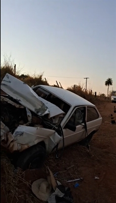 Uma forte colisão entre um carro e uma caminhonete deixou um homem ferido no final da tarde de anteontem na cidade (Foto: Reprodução)