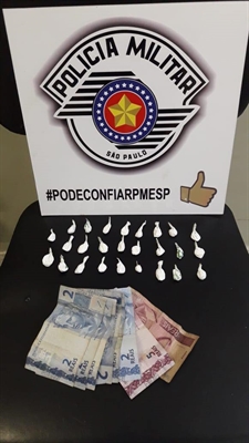 Os policiais militares da Força Tática apreenderam várias porções de cocaína; traficante permaneceu preso  (Foto: Divulgação/PM)