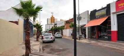 Postes do 1º quarteirão da rua Amazonas removidos