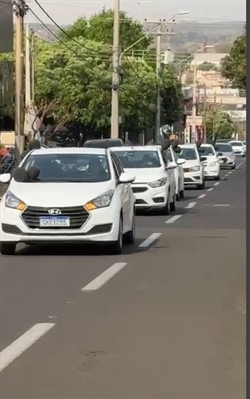 Dezenas de motoristas de aplicativos de Votuporanga realizaram ontem a manifestação cobrando por justiça (Foto: Redes sociais)