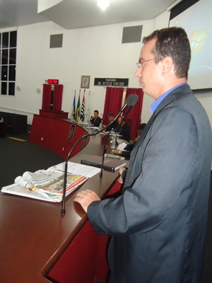Douglas mostrou o jornal A Cidade da última sexta-feira