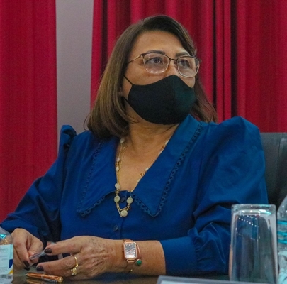 A vereadora Jezebel Silva cobrou uma maior atenção do Poder público em relação aos pombos e a limpeza das fezes deles (Foto: Assessoria)