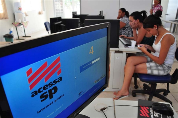 Acessa São Paulo atende 10 mil em um ano