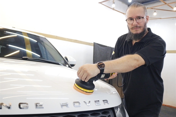 Márcio Ferreira ao lado de referencias quando se trata de estética automotiva, adquirindo e trocando experiências. (Foto: Arquivo pessoal)