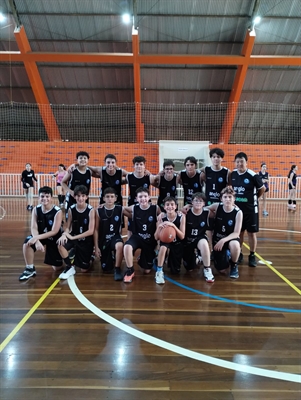 Time sub-14 de basquete masculino do Colégio Anglo de Votuporanga foi campeão  (Foto: Divulgação)