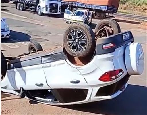  Um dos automóveis colidiu contra um Ford/EcoSport, conduzido por uma mulher, que perdeu o controle e capotou (Foto: Reprodução)
