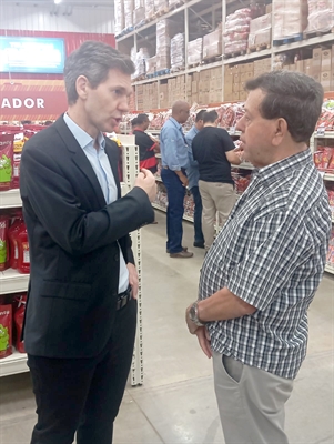 Na sua passagem por Votuporanga para a inauguração do Max Atacadista, Ederson Muffato, em conversa com o colunista, comentou os investimentos da empresa em nossa região. (Foto: A Cidade)