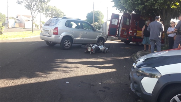 O veículo teria avançado o sinal de pare e colidido contra a motocicleta  (Foto: Divulgação/PM)