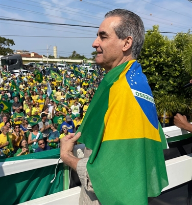 Gilmar Gimenes, candidato a deputado federal pelo Noroeste Paulista, discursou durante manifestação em Rio Preto (Foto: Assessoria)
