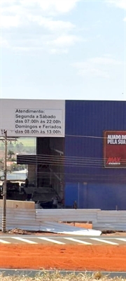 A fachada o Max Atacadista já revela o horário de atendimento, que soou como um alívio para parte do comércio local diante do temor de concorrência em horários estendidos (Foto: A Cidade)