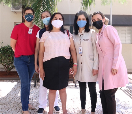 Isaura Santos Pereira de Brito, de 52 anos. A moradora de Votuporanga realiza cada atividade com muita alegria e gratidão aos profissionais da Santa Casa de Votuporanga (Foto: Santa Casa de Votuporanga)