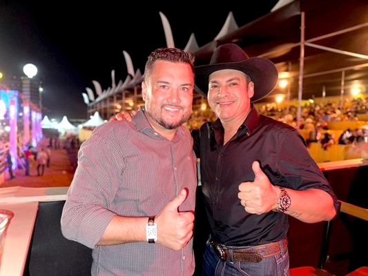 Fábio Okamoto, secretário de Serviços Urbanos, tem sido muito elogiado por seu trabalho nos preparativos do Votu International Rodeo. Na foto ele aparece ao lado de Tércio Miranda (Foto: Redes sociais)