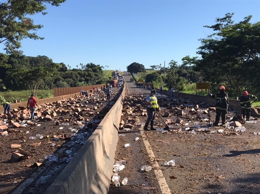 Carga da pinga e álcool de uso doméstico ficou espalhada em rodovia de Santa Fé do Sul (SP) (Foto: Arquivo Pessoal)