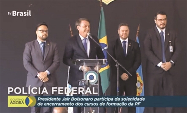 Presidente Bolsonaro deu um abraço no votuporanguense Danilo Campetti (à esquerda) durante homenagem à Polícia Federal.  (Foto: Reprodução)