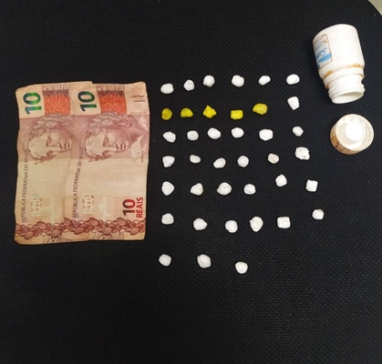 Os policiais da Força Tática apreenderam porções de crack e dinheiro oriundo do tráfico das drogas  (Foto: Divulgação/PM)