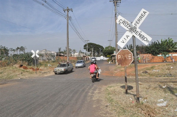 Moradores ainda esperam por transposição da linha férrea