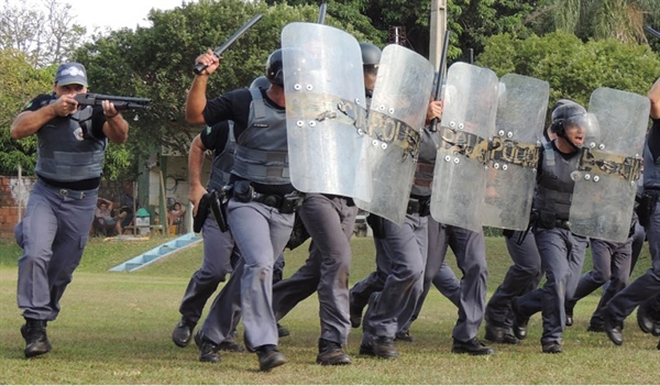 Tropa de choque da PM pronta para entrar em ação