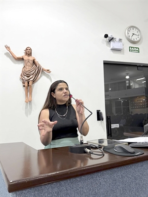 Natielle Gama não escondeu a bronca com o veto ao seu projeto (Foto: Câmara Municipal)